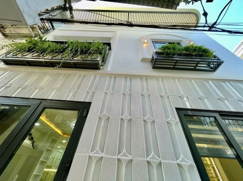 Bán nhà hẻm cạnh đường Nguyễn Văn Linh, Tân Thuận, Quận 7 TPHCM, cách đường xe tải khoảng 20m.