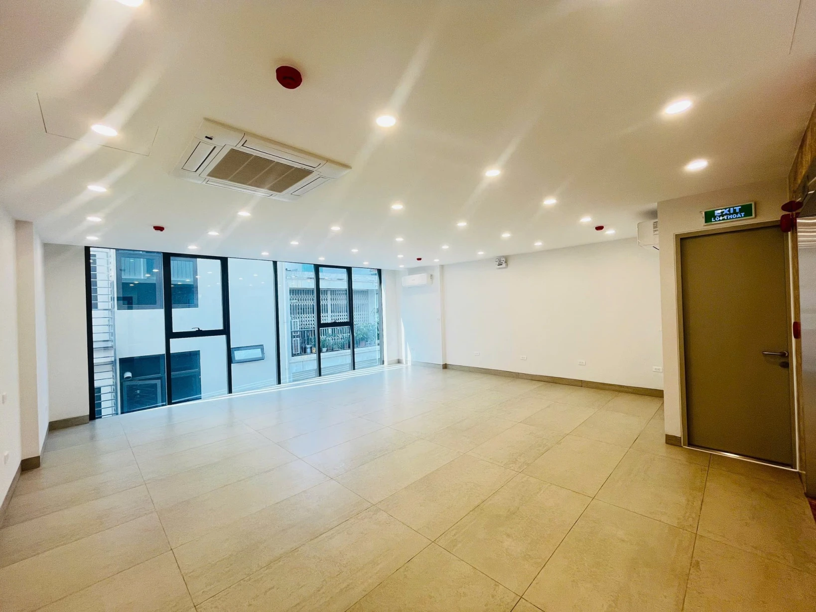 Cho Thuê Toà nhà Văn Phòng Phan Văn Trường, Cầu Giấy - 70m2 - 8 tầng có hầm xây mới tinh - Vào được luôn