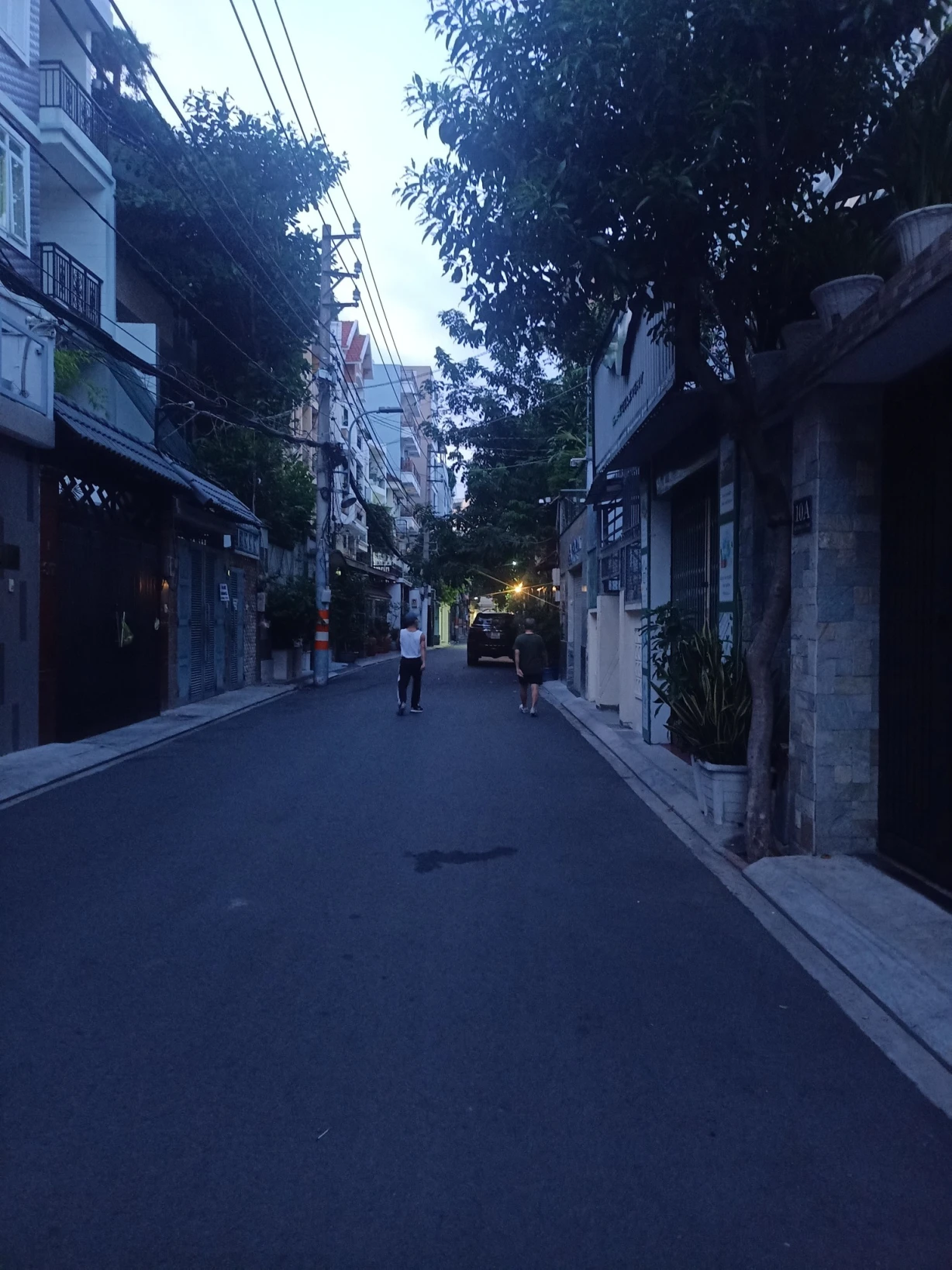 KẾ BÊN KHU BÀU CÁT _ XE HƠI ĐỔ CONG _ TRẦN VĂN QUANG .