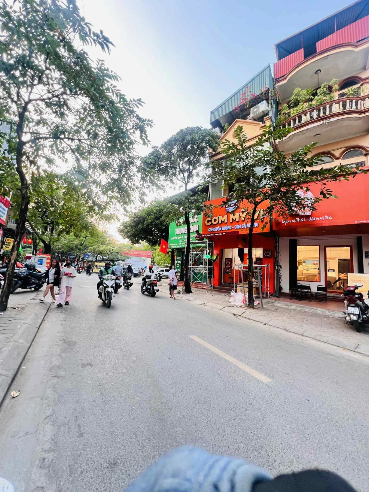 SIÊU HIẾM TRUNG KÍNH - 5 TẦNG - MẶT TIỀN 5.2M - VỈA HÈ RỘNG - KINH DOANH THỜI TRANG SHOWROOM ĐỈNH CAO