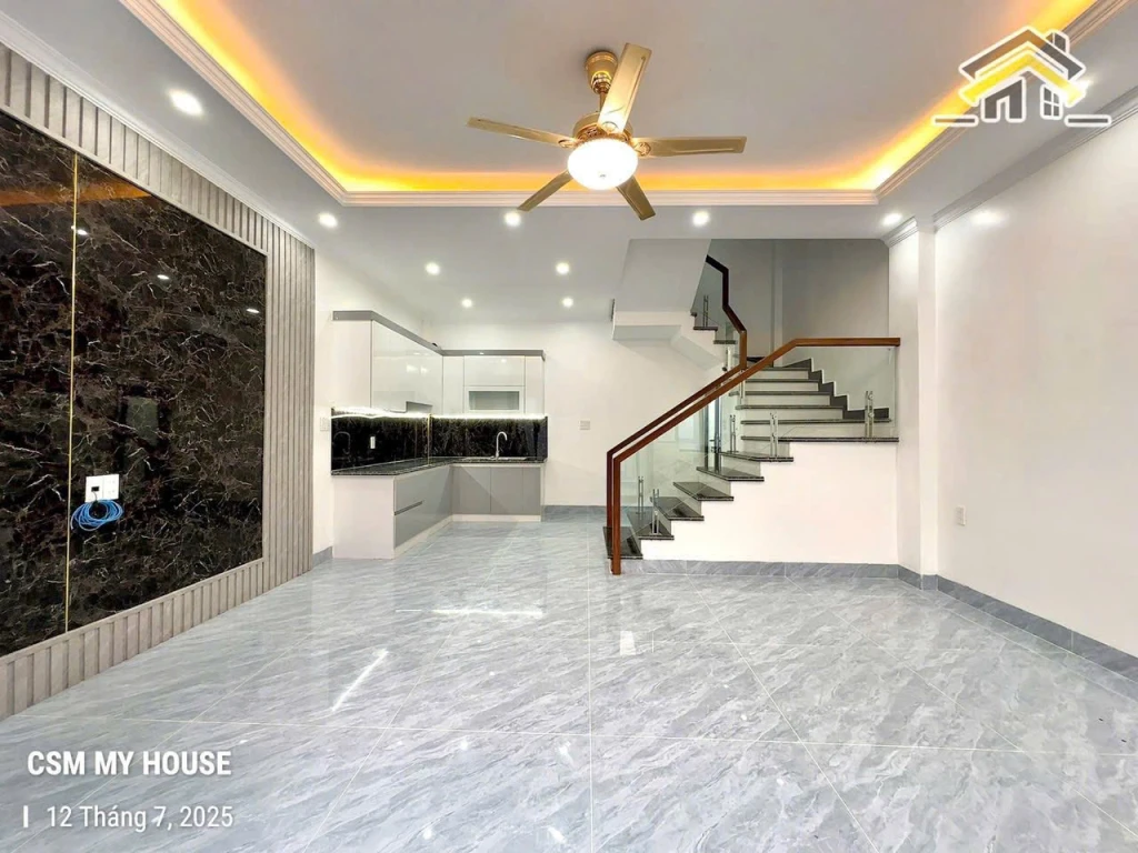 XUẤT SẮC 1 EM HOA HẬU XÂY MỚI 440 CHỢ HÀNG  cách mấy bước chân ngay ngã 4 cầu vượt hồ sen. 1 phút ra EAon