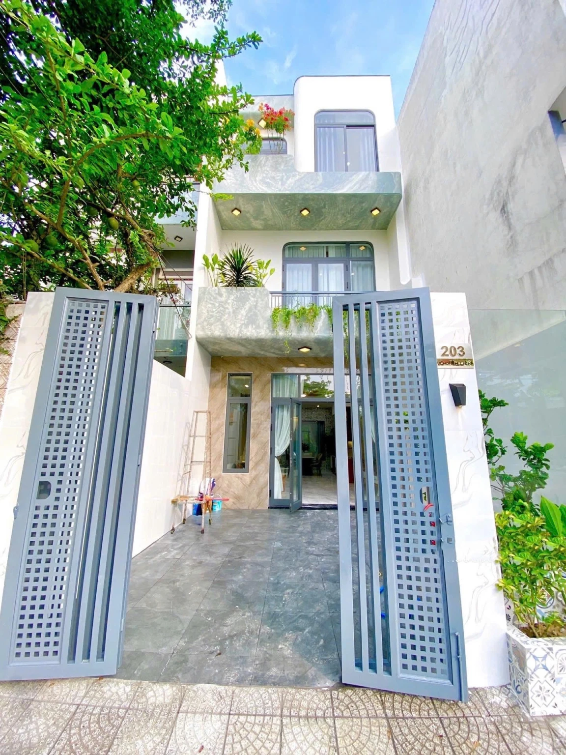 Bán nhà xây mới 1 trệt 2 lầu gần bệnh viện Hoàn Mỹ Bình Dương