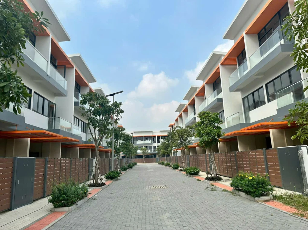 NHÀ PHỐ NHỈNH 4 TỶ - 20 ĐẾN PHÚT PHÚ MỸ HƯNG - 1 TRỆT 2 LẦU