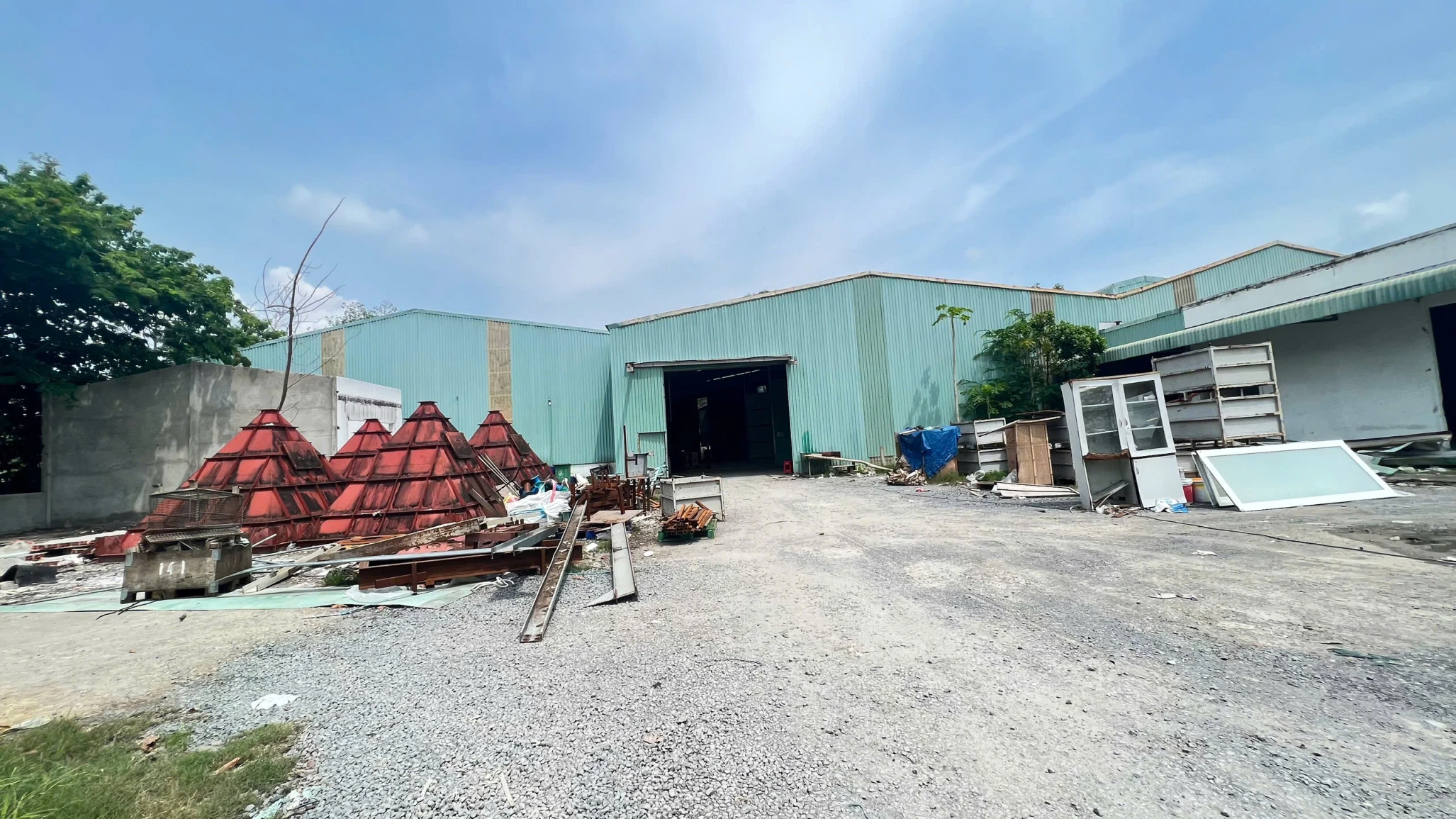 XN182 nhà xưởng với khuôn viên Sân bãi lớn, TBA sử dụng riêng, xa khu dân cư