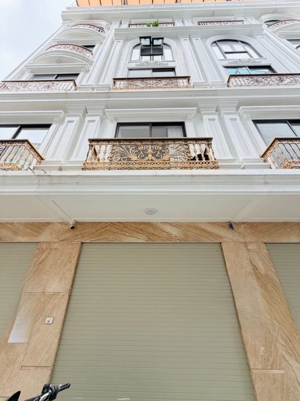 Bán nhà ngõ 52 Ngọc Lâm 55m x 6T gara thang máy mới tinh, tặng lại nội thất.