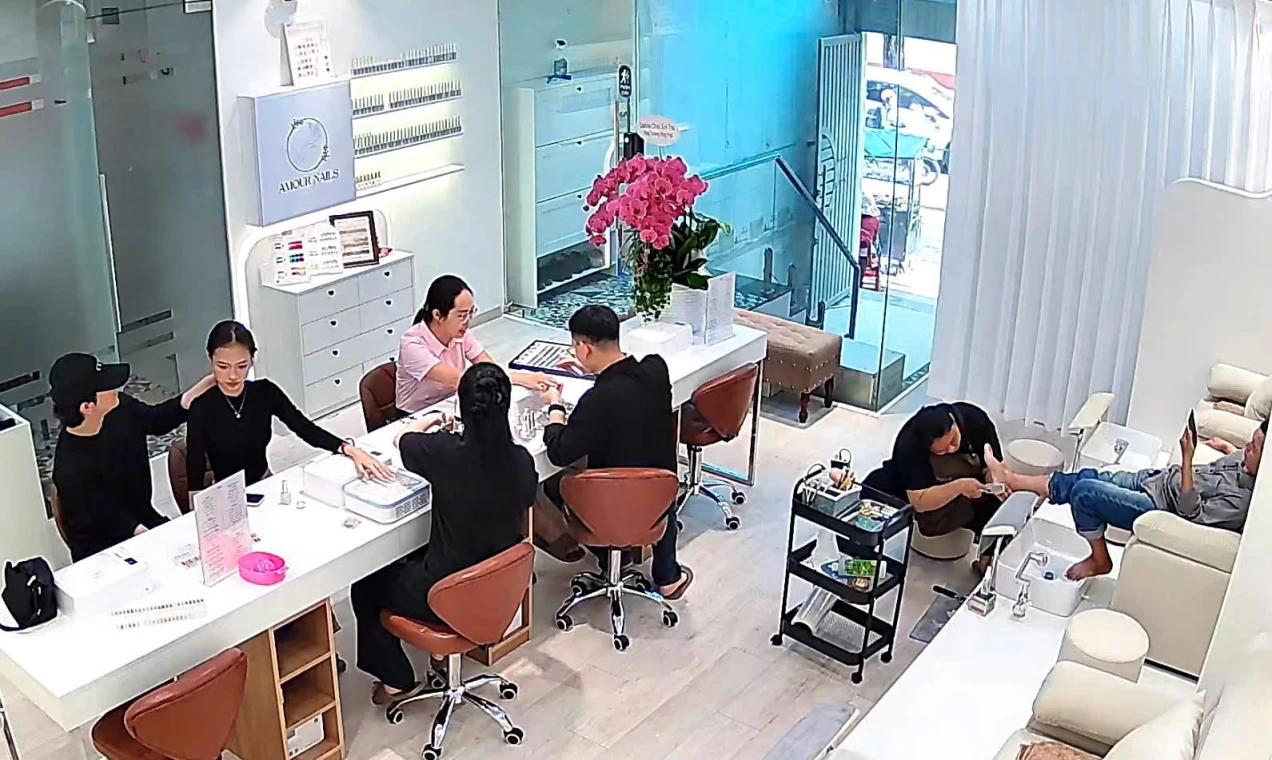 Cho thuê mặt bằng mặt tiền đường Nguyễn Bỉnh Khiêm - góc Lê Duẩn Quận 1.