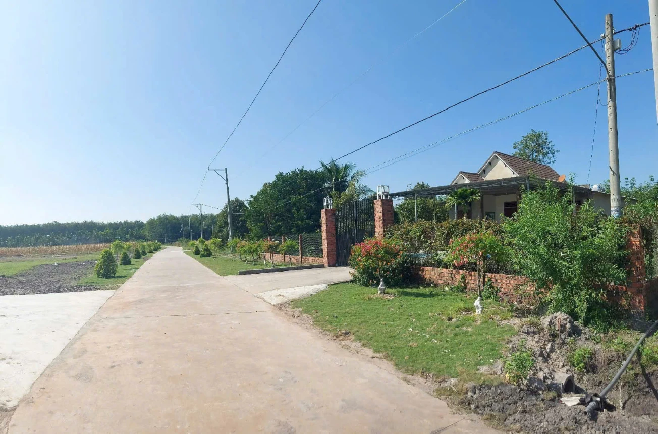 Cần bán gấp nền đất 215m² mặt tiền đường nhựa, dân cư đông đúc, trong lòng KCN