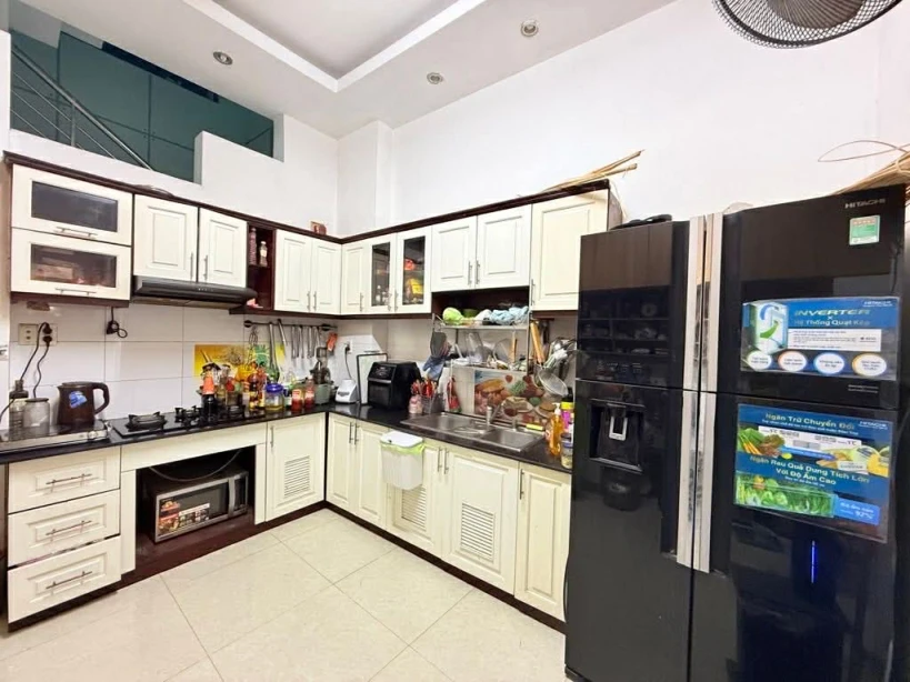 Vị trí: P4 Tân Bình, khu vực sầm uất, giao thương cực tốt.