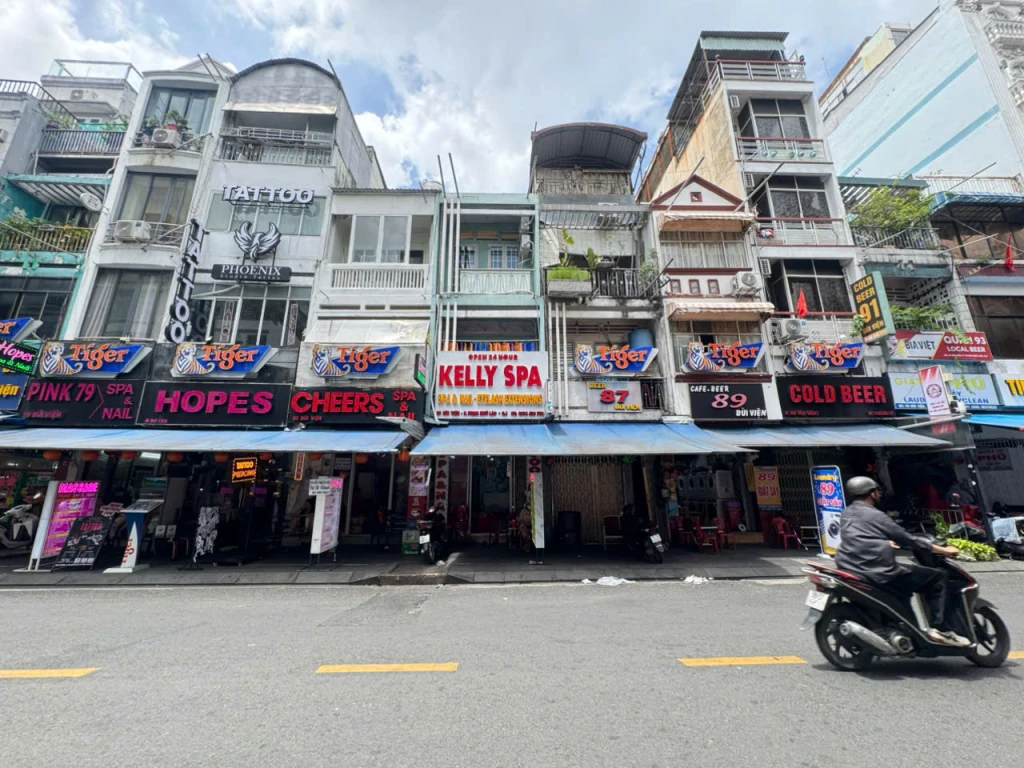 BÁN NHÀ MT KINH DOANH PHỐ TÂY Đ. BÙI VIỆN, QUẬN 1 - DÒNG TIỀN THU VỀ MỖI THÁNG 100TRIEU - * LIÊN HỆ GIANG GIANG:093.86.76.685