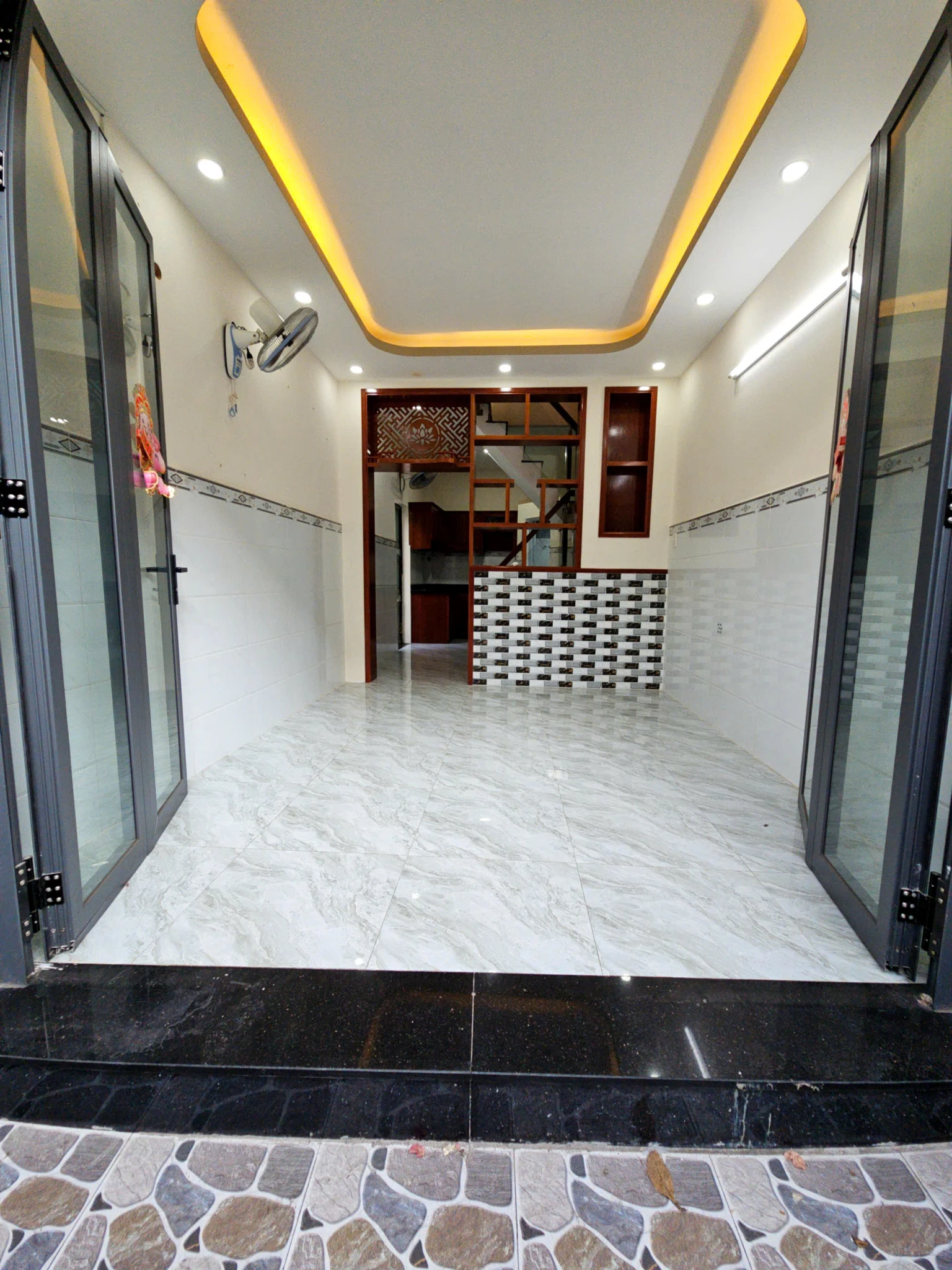 Bán nhà trung tâm q4 
Ngang 3.3 dài 10.5 nở hậu 3.5
đúc bê tông có 3 đ