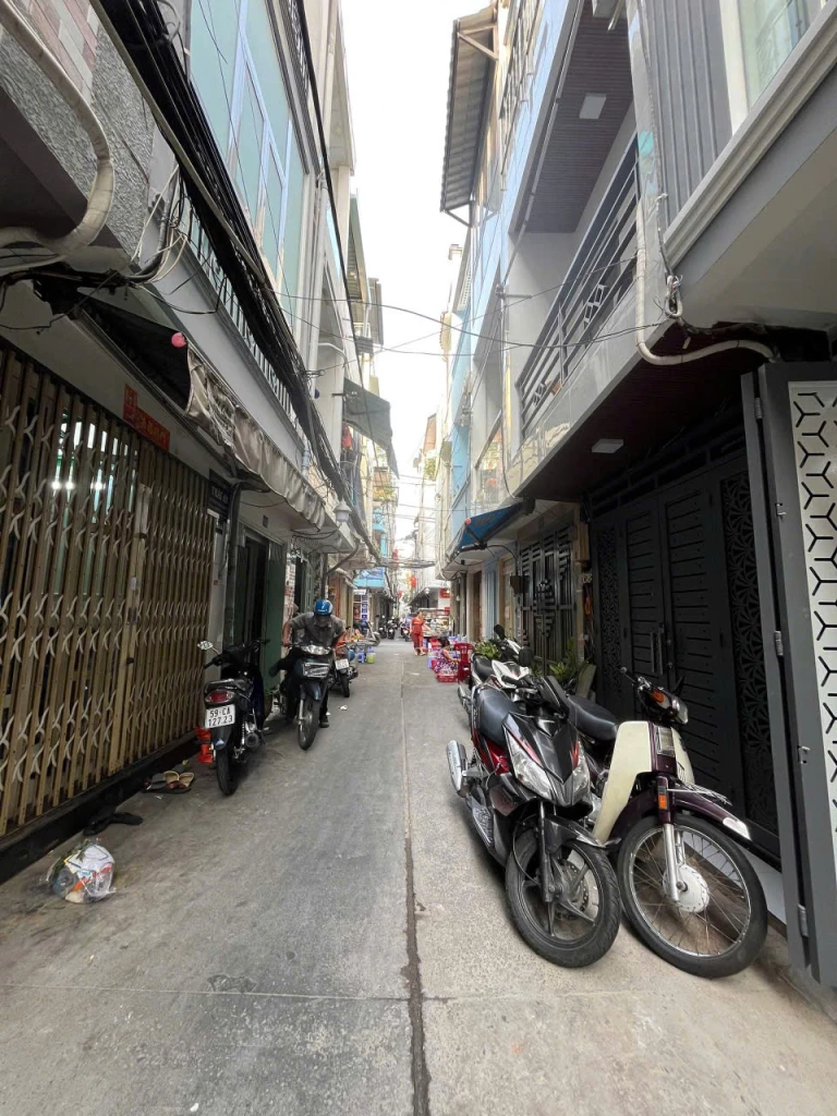 bán nhà sát mặt tiền đối diện q1 
đúc 4 tấm mới HOÀNG DIỆU