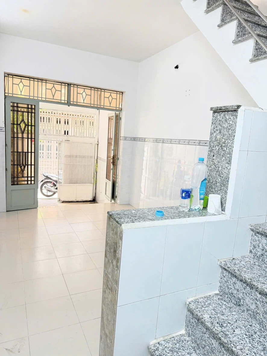 bán nhà hẻm ba gác máy q4 
NGANG 3 DÀI 11 ĐÚC BÊ TÔNG