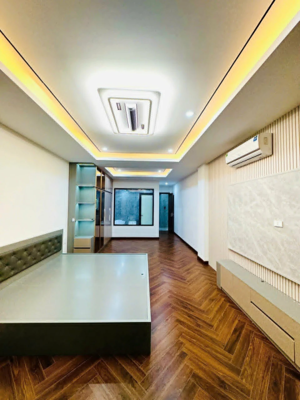 Bán siêu phẩm nhà phố trạm 7 tầng thang máy long lanh 2 ô tô tránh kinh doanh long biên