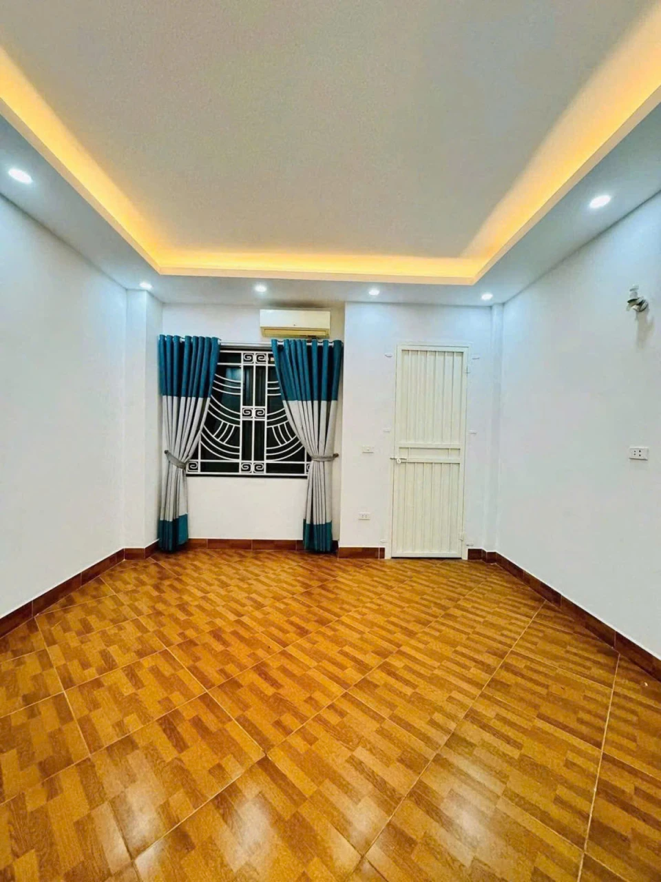 Trương định bán nhà 4 tầng dân xây lô góc ngõ thông 20M ra phố hoàng mai