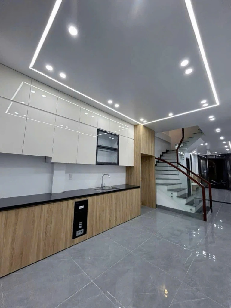 NHÀ DÂN XÂY 4,5 TẦNG ĐẸP – Ô TÔ TRÁNH NHAU – TRUNG TÂM TRẦN LÃM