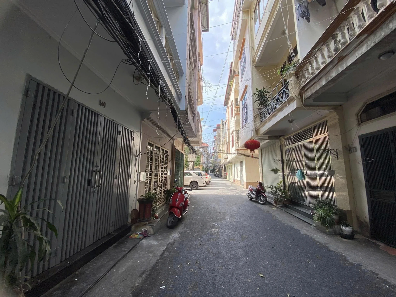 CHO THUÊ NGUYÊN CĂN KHƯƠNG TRUNG, Ô TÔ ĐỖ CỬA, ĐỦ ĐỒ CƠ BẢN, 42M 3T 12TR 0903258273