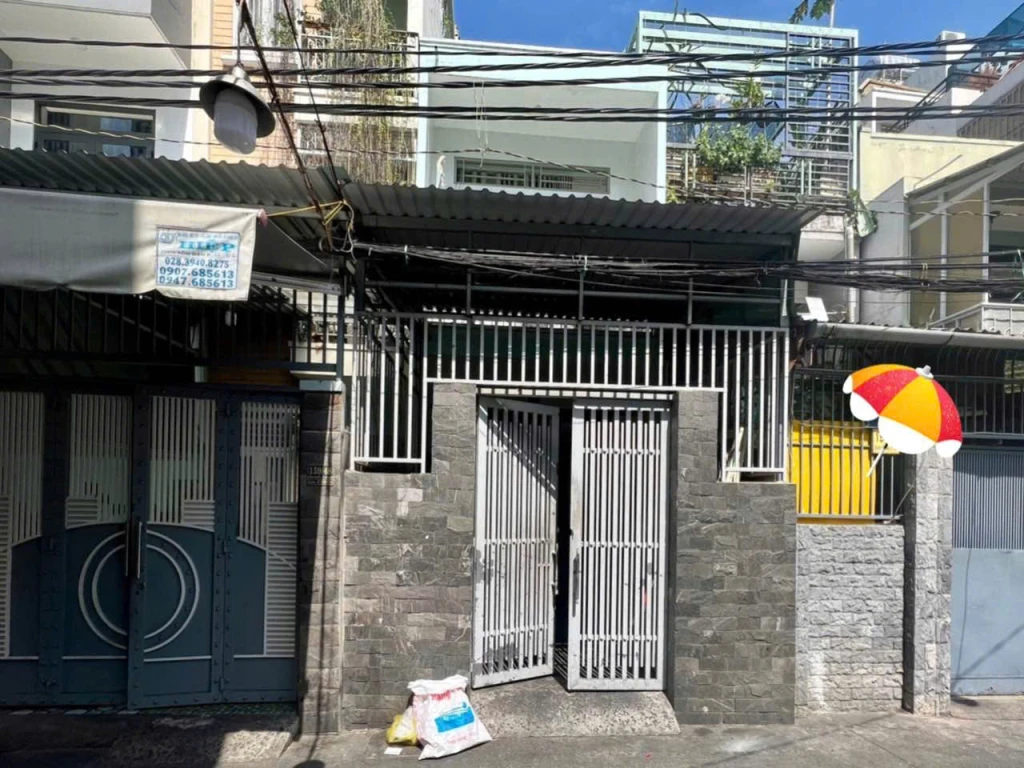 SIÊU PHẨM XÓM CHIẾU, P.13, QUẬN 4, HỒ CHÍ MINH - NHÀ NỞ HẬU TÀI LỘC.