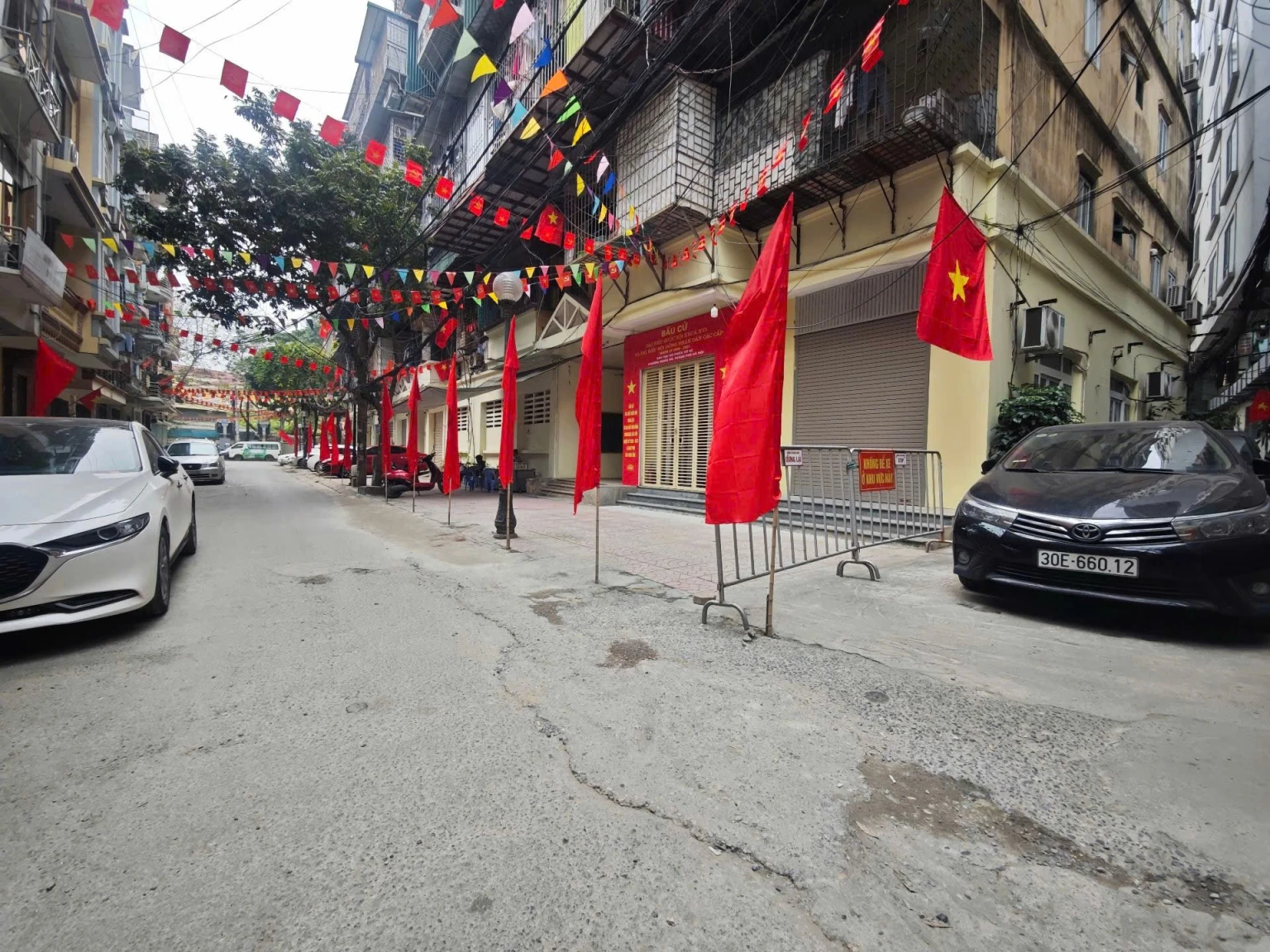 Bán đất tặng nhà phân lô cán bộ  Nguyễn Khánh Toàn,50m2 ,2 mặt ngõ ôtô,16.xtỷ