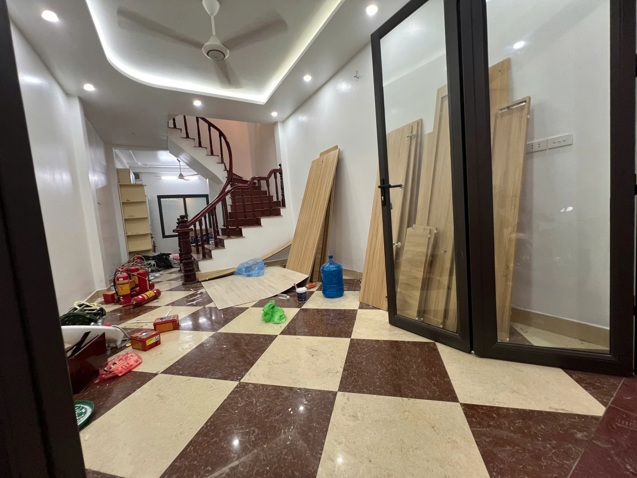 NHÀ CẦU GIẤY -SÁT MẶT NGÕ ÔTÔ-SỔ VUÔNG-NỞ HẬU-THOÁNG TRƯỚC SAU-Ở,CHO THUÊ ĐỀU TUYỆT VỜI.