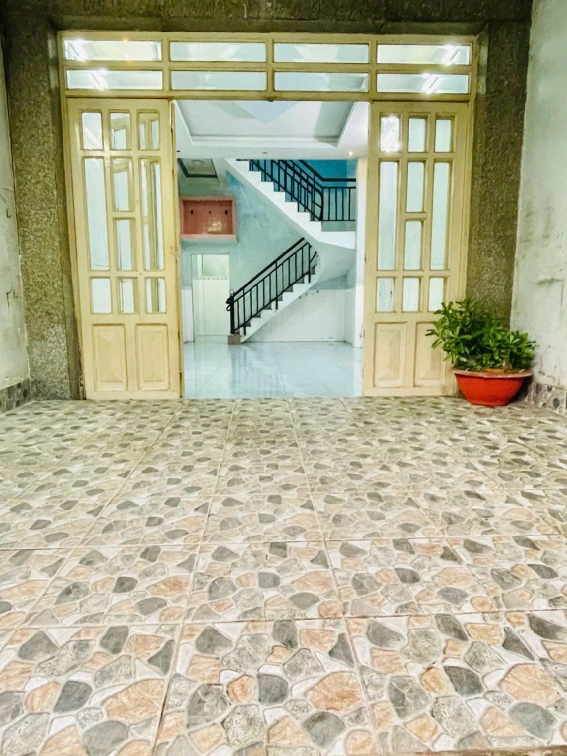 Nhà 3 phòng ngủ, phù hợp gia đình cần không gian riêng.Ngay Hương Lộ2,gần bệnh viện Bình Tân.Chỉ 5ty xíu xiu.
