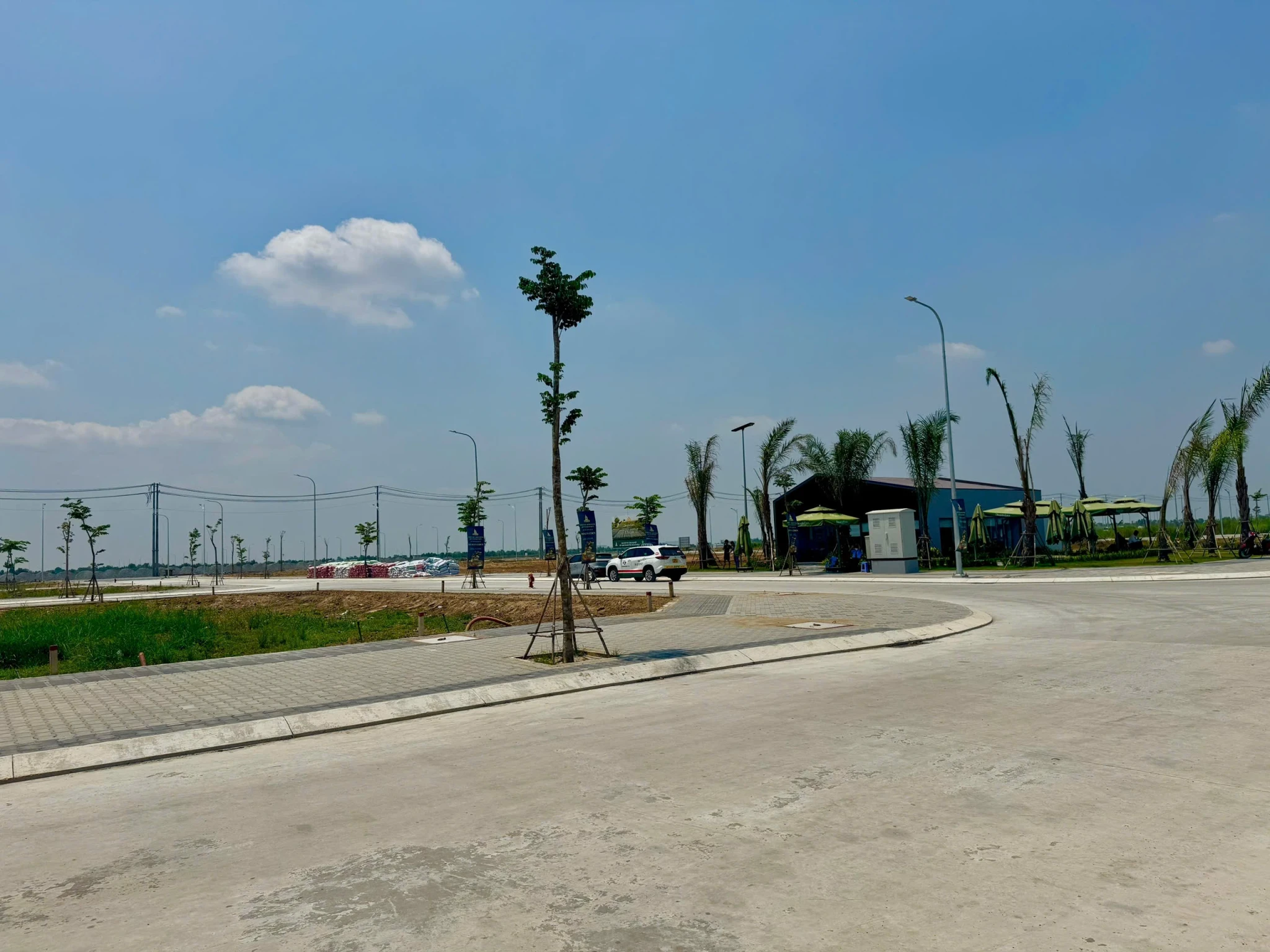 Cần bán lô 120m2 ngay đường Kinh Dương Vương, cách Aeon mall Bình Tân 5p, giá 2tỷ2. Sổ hồng sẵn