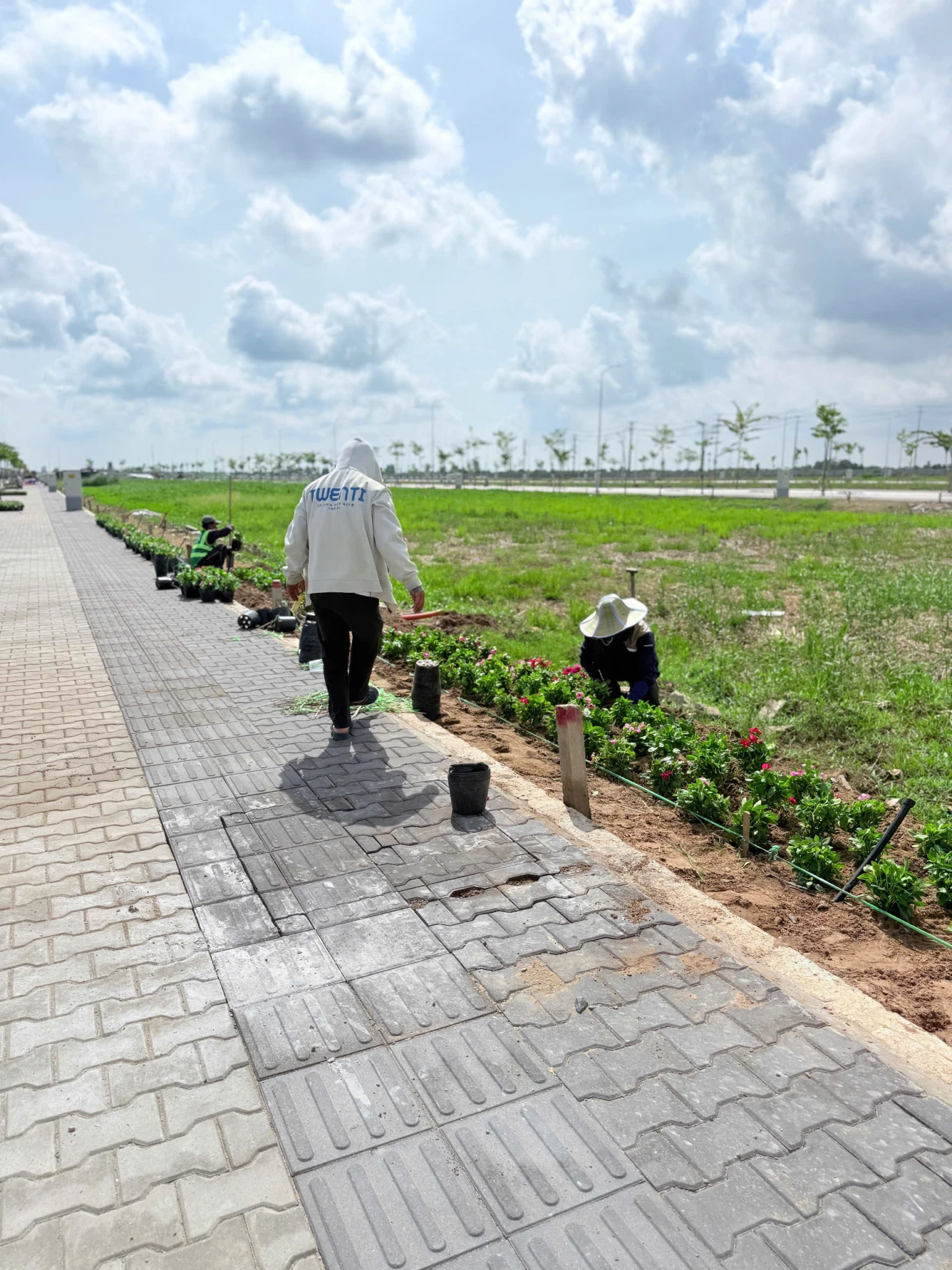 BÁN GẤP LÔ 130M2 NẰM NGAY MẶT TIỀN ĐƯỜNG 60M, ĐỐI DIỆN CÔNG VIÊN, SỔ SẴN. GIÁ HỜI CHỈ 2TY3