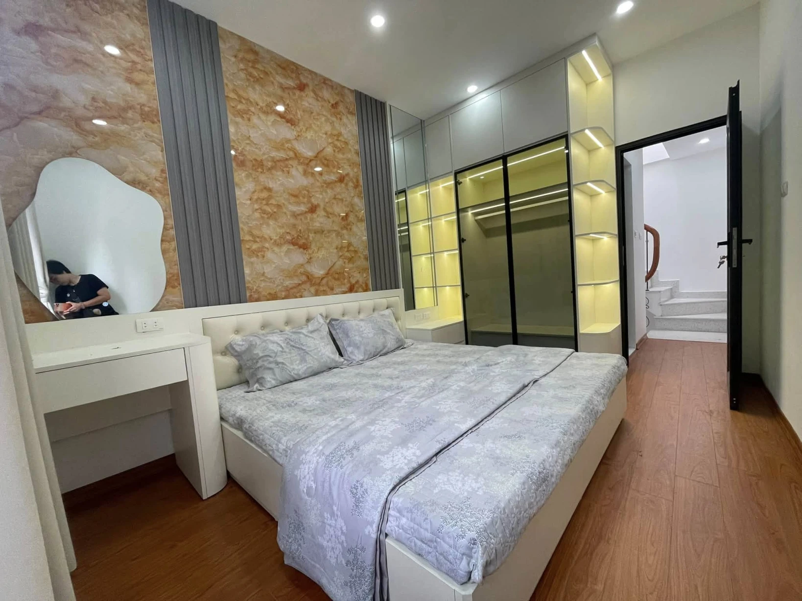 Cần bán gấp căn nhà mặt ngõ phố Đội Cấn sổ đỏ 21.5m2 * 5 tầng - DTSD 122m2