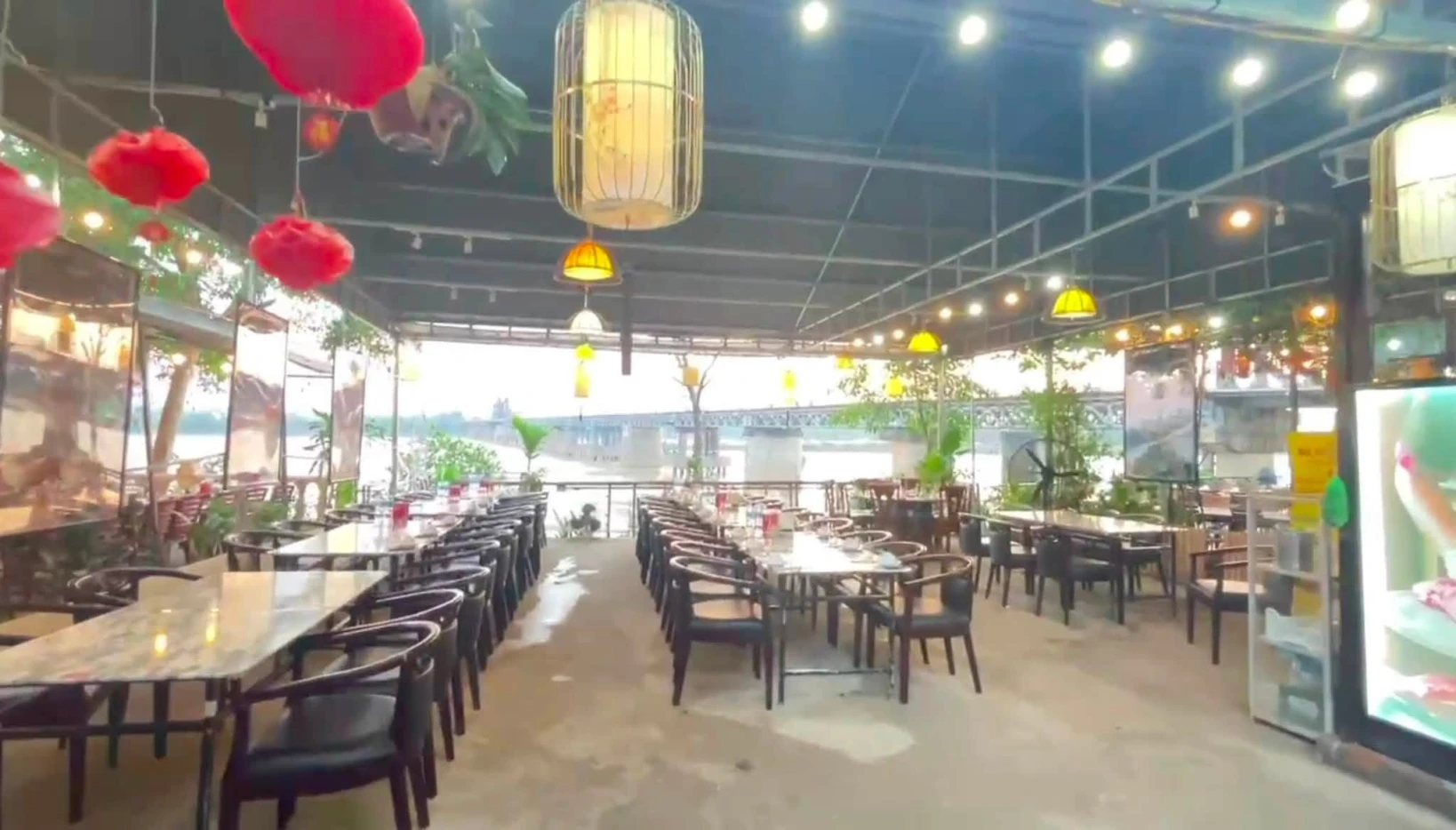 Cho thuê mặt bằng set up sẵn DT 300m2  Chuyên hàng ăn uống,nhà hàng lẩu, khu ẩm thực đông đúc, ô tô đỗ thoải mái.