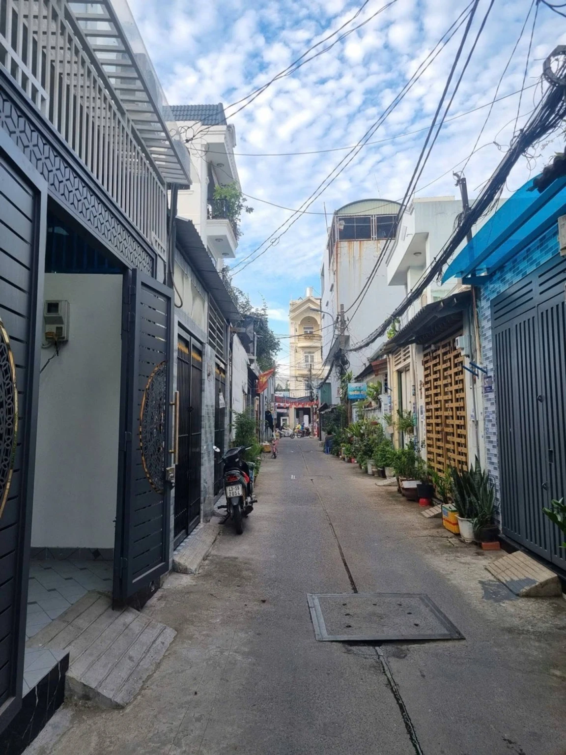TÂN THỚI HIỆP- NHÀ XÂY KIÊNG CỐ-HẺM KINH DOANH ĐA NGÀNH NGHỀ XE HƠI THÔNG TỨ PHÍA