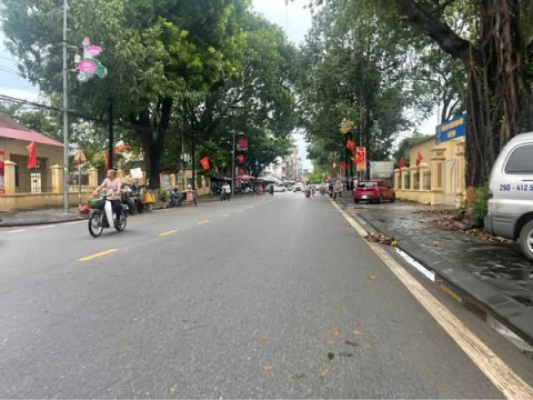 ĐẤT NAM HỒNG - VÀI BƯỚC CHÂN RA SÂN BÓNG RỘNG - GẦN HỒ ĐIỀU HOÀ - Ô TÔ RA VÀO ĐẤT