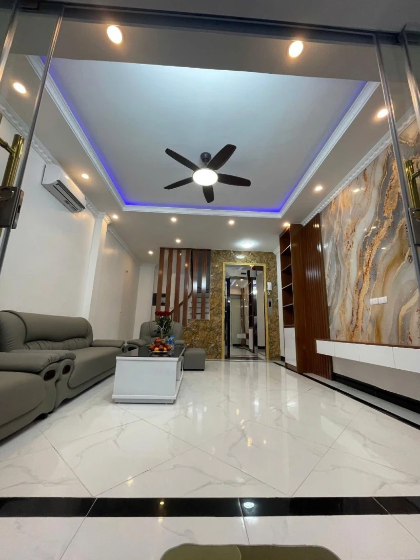 Chính chủ cần bán nhà 6 tầng có thang máy, diện tích 35m² tại Phạm Văn Đồng, Bắc Từ Liêm, Hà Nội.