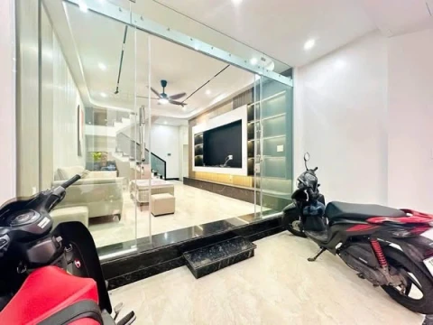 Vị trí vàng: Sau nhà mặt đường Trần Nguyên Hãn, khu dân cư sầm uất, kinh doanh tốt, giao thông thuận tiện.