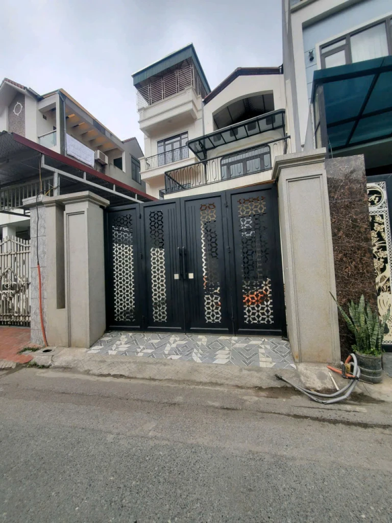 Bán nhà Bát Khối,Cổ Linh 3 tầng,129m,mt5m oto tránh nhỉnh 19 tỷ