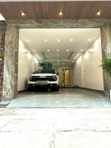 THANG MÁY PHÂN LÔ HỒ ĐỀN LỪ HOÀNG MAI. Ô TÔ CHẠY VÒNG QUANH...