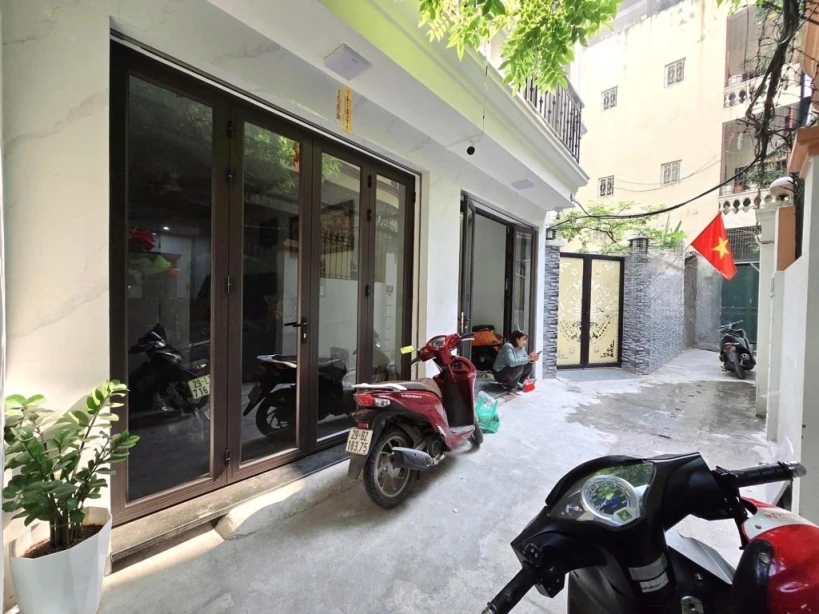 ĐỘI CẤN 35M-10,6 TỶ-NHÀ ĐẸP,THANG MÁY,NGÕ THÔNG,SÁNG,BA GÁC ĐUA,GẦN Ô TÔ