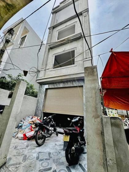 Với diện tích 65m2 ngang 4,6m thiết kế 4 tầng độc lập khung cột , lô góc 2 mặt ngõ tại ngõ 560 Thiên Lôi - Aeon