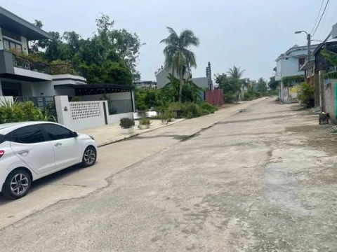 Cần tiền bán gấp cả 2 mảnh đất đã tách 2 bìa riêng, có nhà trên đất .