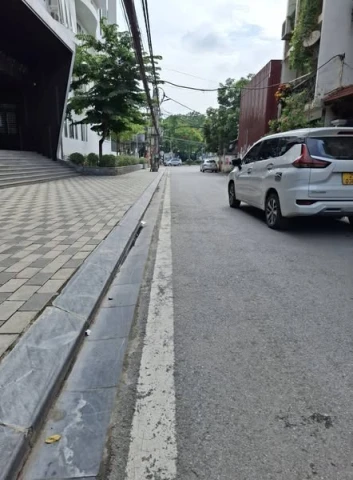 ÂU CƠ, NGÕ THÔNG ,GẦN Ô TÔ, NHÀ ĐẸP, THANG MÁY, Ở LUÔN, 70M.