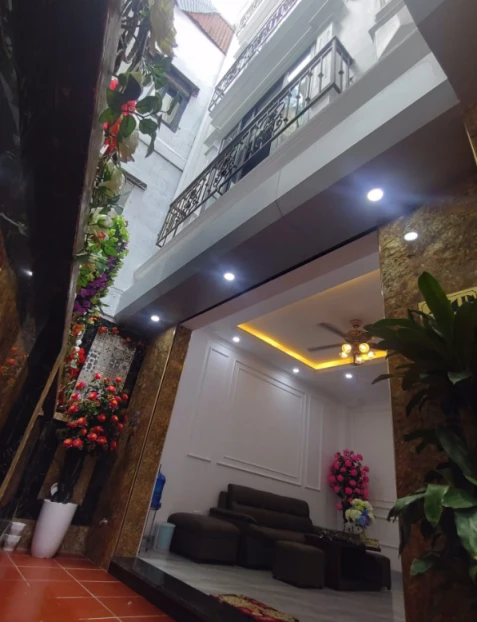 Bán nhà mới xây – 6 tầng thang máy – Mt 4,4m - Phố Pháo Đài Láng, Đống Đa  Diện tích sổ: 46,6m² (XD 30m², phần còn lại sân chung)