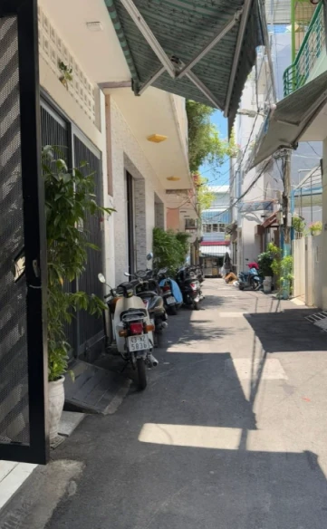 Nhà 3 tầng kiệt nhựa 4m Hải Phòng, đối diện bv Đa khoa Đà Nẵng.  3pn, 3wc, để lại toàn bộ nội thất.