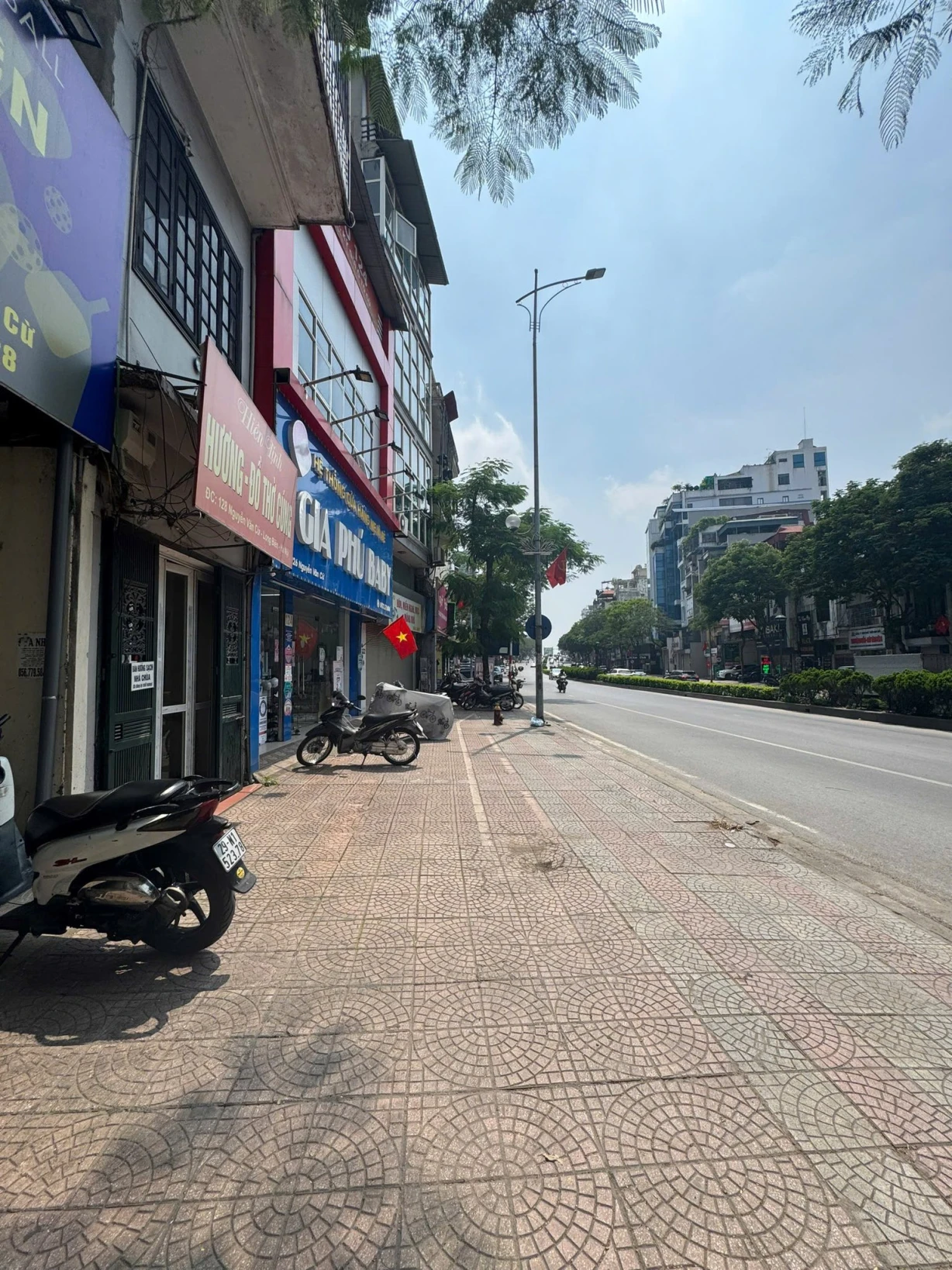 MẢNH ĐẤT,MẶT PHỐ, NGUYỄN VĂN CỪ, LONG BIÊN- VỈA HÈ-KD: 1470M, MT 20M, GIÁ 600 TỶ.