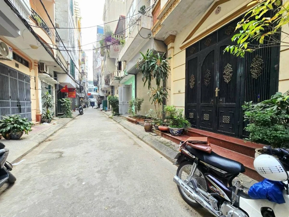 NHÀ NGÕ 389, HOÀNG QUỐC VIỆT, CẦU GIẤY-VỈA HÈ-Ô TÔ-KD: 45M X4T, MT 4,5M, GIÁ 22,4 TỶ.