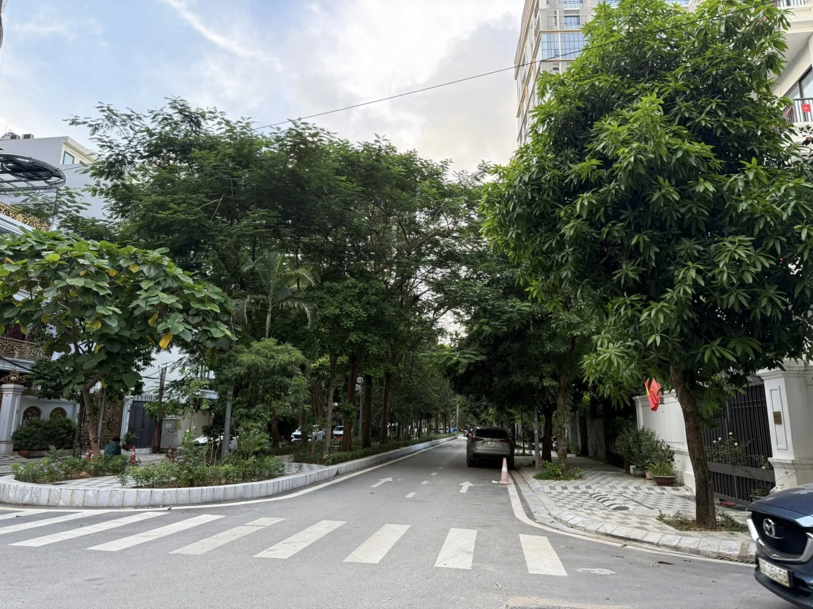 MẢNH ĐẤT, VỊ TRÍ VÀNG, KHU VƯỜN ĐÀO, NHẬT TÂN, TÂY HỒ-VỈA HÈ-KD:180M, MT 11M, GIÁ 98,9 TỶ.