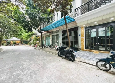 Tầm dưới 10 tỷ rất khó để mua được nhà Từ Liêm vị trí đẹp, ô tô tránh, vỉa hè kinh doanh -> Nên khẳng định đây là căn nhà thực sự đáng mua