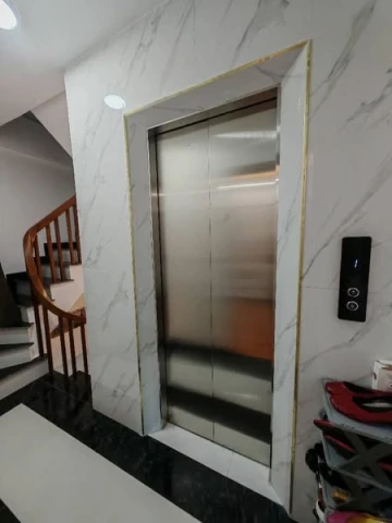 Chỉ nhỉnh 6 tỉ nhà 6 tầng có thang máy khu vực Bắc Từ Liêm. Oto đỗ cửa. Khu vực sầm uất.