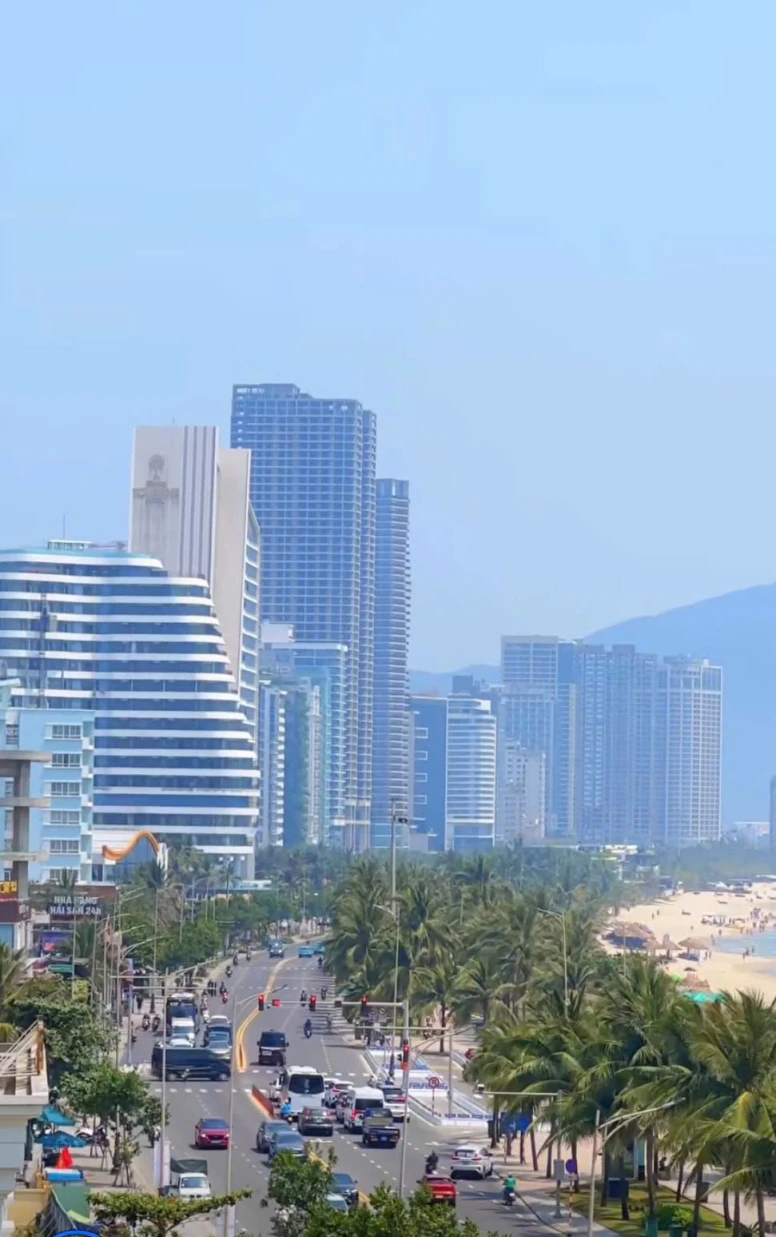 – Đất mặt tiền Võ Văn Kiệt, nằm giữa trung tâm bãi 2 tắm mỹ khê và Phạm Văn Đồng.