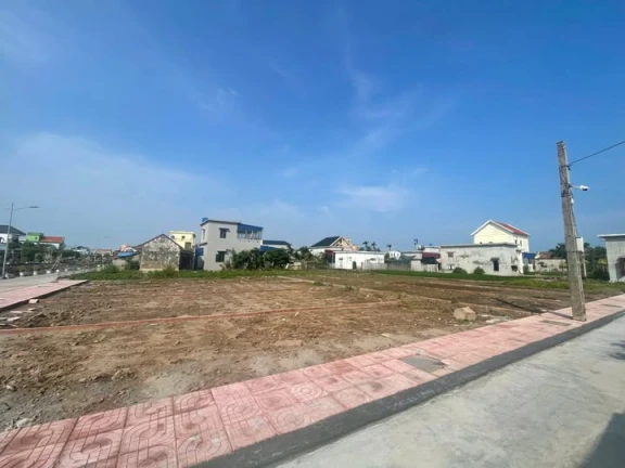Diện tích từ 90m², nằm gần khu công nghiệp lớn, thuận tiện cho việc xây trọ, kinh doanh, hoặc cho thuê. LH 0347572107/ib