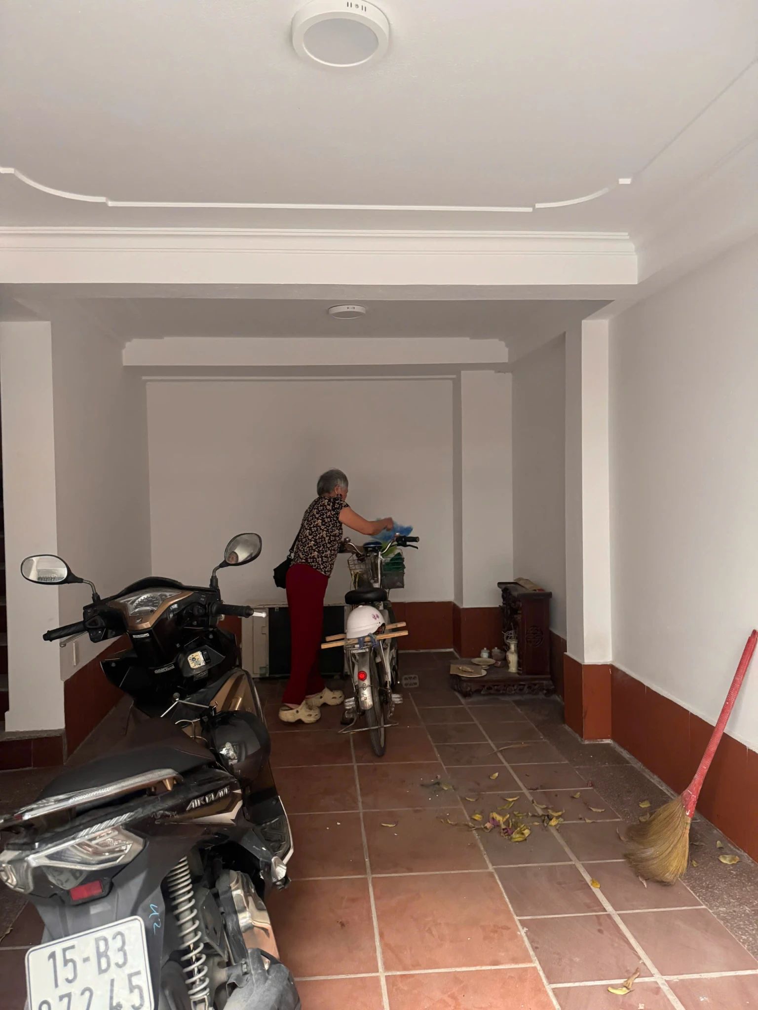 Bán Nhà Mặt Đường Trại Lẻ 5 tầng - 8 Phòng Ngủ Khép Kín - Kinh Doanh Nhà Nghỉ Tuyệt Vời