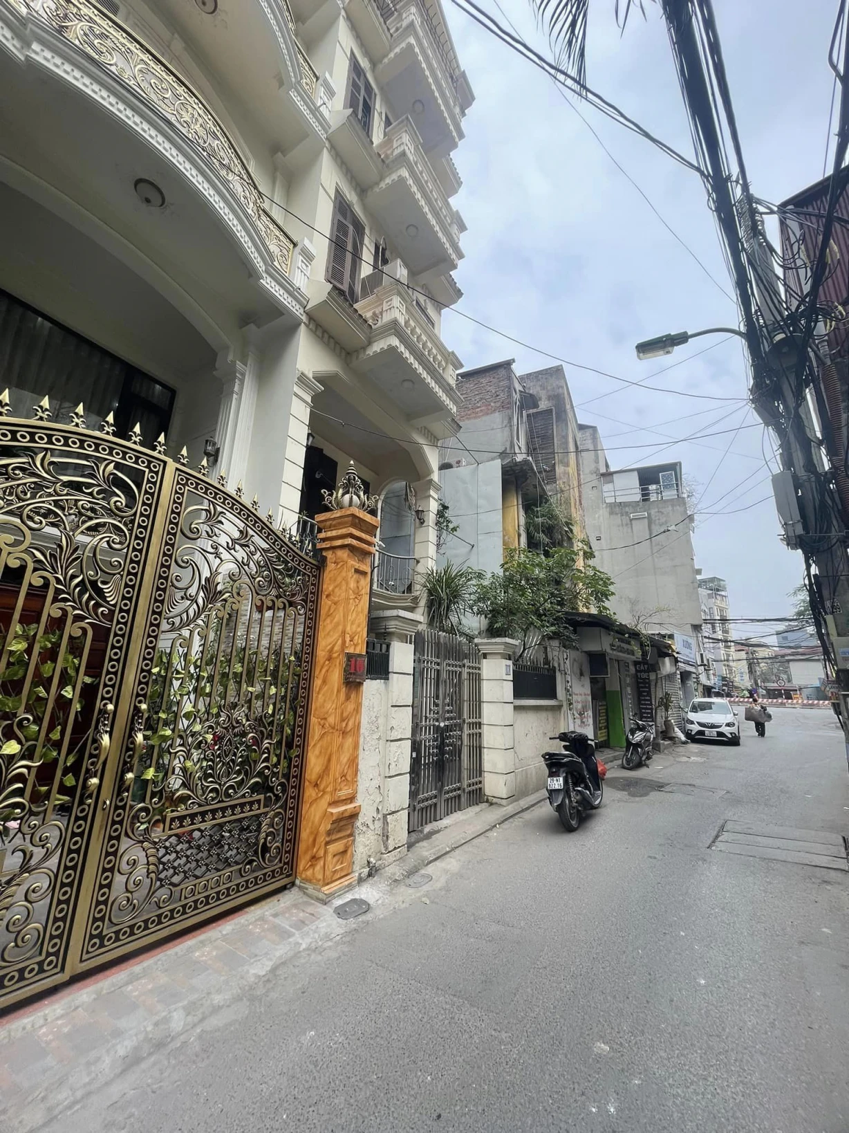Bán nhà phố Lạc Long Quân tây Hồ ô tô 30 tỷ. Nhà kiểu biệt thự tự xây, DT 120m2 mặt tiền 9m