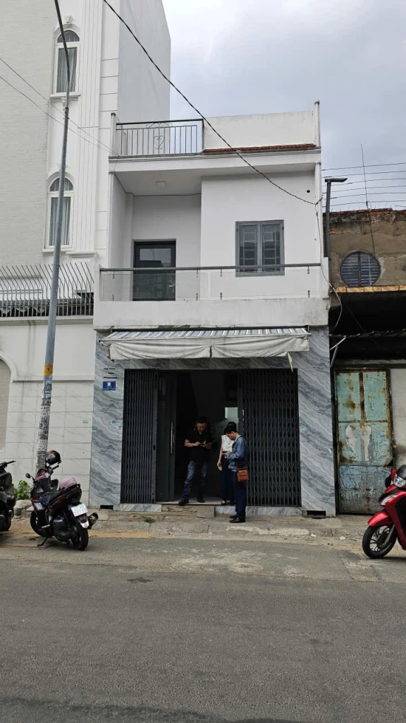 Bán Nhà Mặt tiền ngay Nguyễn Sơn, Số 1 Lê Lộ , 3 Tầng, Giá Hời 5.5 Tỷ, Sổ Đỏ Riêng!